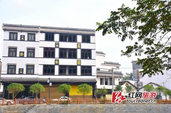 你看,房子上都贴满了麻将。原来这里还是“麻将故里”。