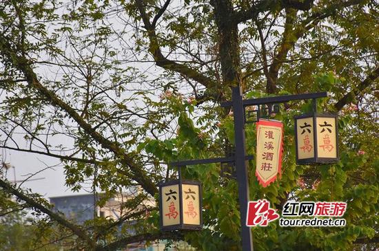 连路灯上都是“麻将”,十分具有特色。