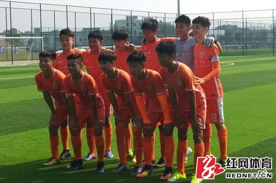 2017中国足协U14冠军杯赛上的陈哲宣（后排左二）。 供图/陈睿