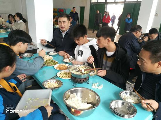 黄劲与四中学生在食堂一起用餐