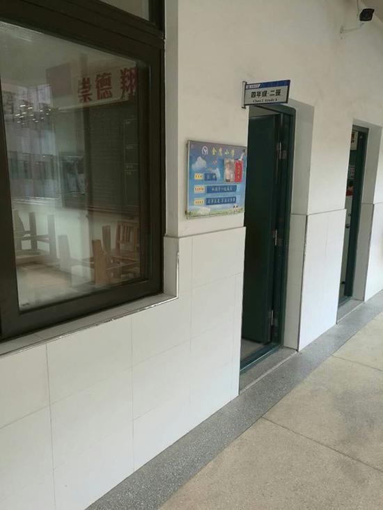 四年级(二)13名学生流感疑似病例,已停课。多名学生出现高烧呕吐现象