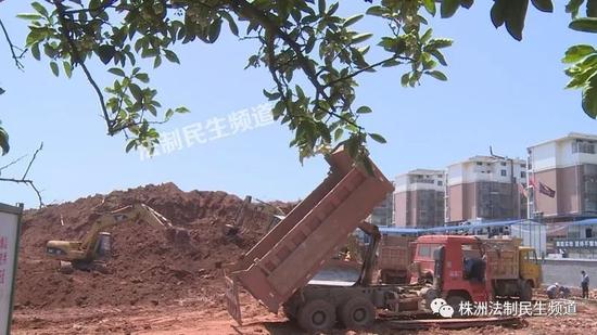 警方随后将贺某某上网追逃。经过四年多的努力,今年下半年贺某某被抓获。