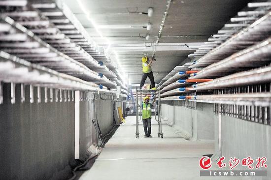 今年以来,市住建委围绕“品质长沙”城市建设格局,大力推广海绵城市、地下综合管廊、装配式建筑等城市建设先进方式,着力提升城市建设水平。图为位于高铁新城片区的长沙市地下综合管廊项目施工现场。 王志伟 摄