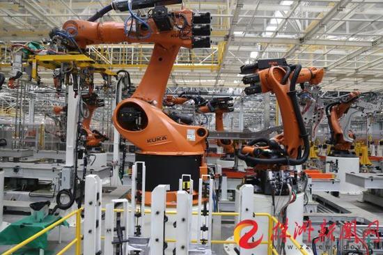 ▲ 北京汽车株洲分公司二工厂内，全新绅宝D50生产线机器人。