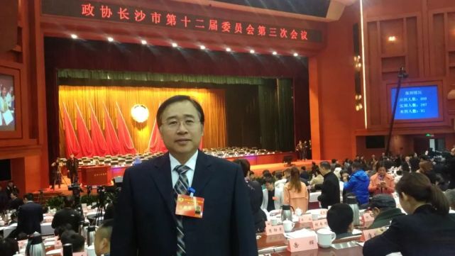 彭再梅委员参加市政协全会。