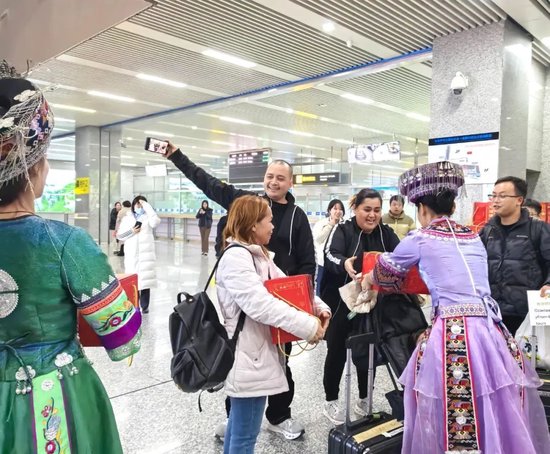 张家界荷花国际机场举行欢迎仪式,迎接2025年首批入境游客到来