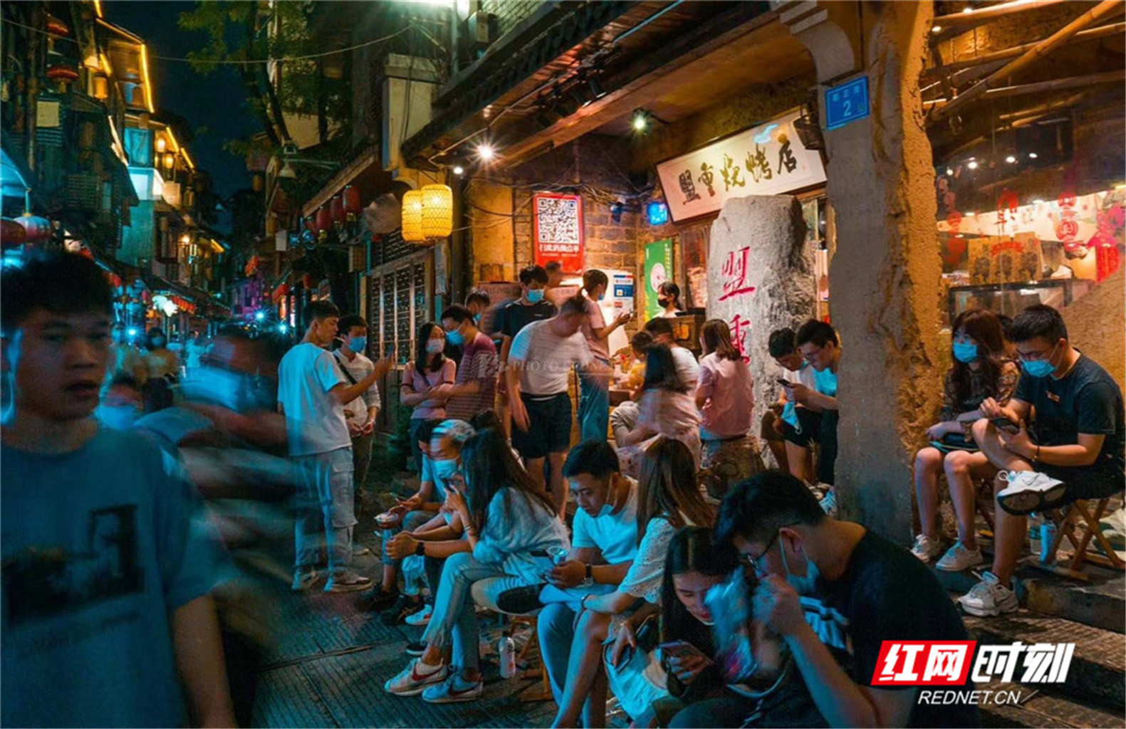 “网红”烧烤店门口饕客众多。一边喝着啤酒吃着烧烤，这样惬意的夏夜足以洗去一周的疲惫。“吃”是长沙夜经济的重要板块，夜越来越“深”，夜宵店也更加深入到社区、街道。图/彭宗福