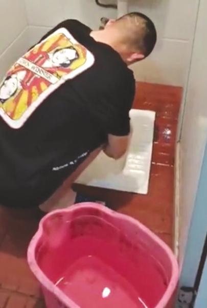前些天,株洲一家足浴店,冯某刷厕所抵账。视频截图