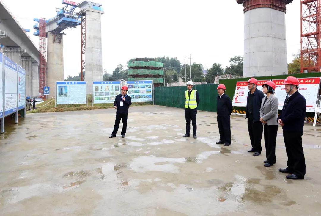 参观中铁十一局建设工地