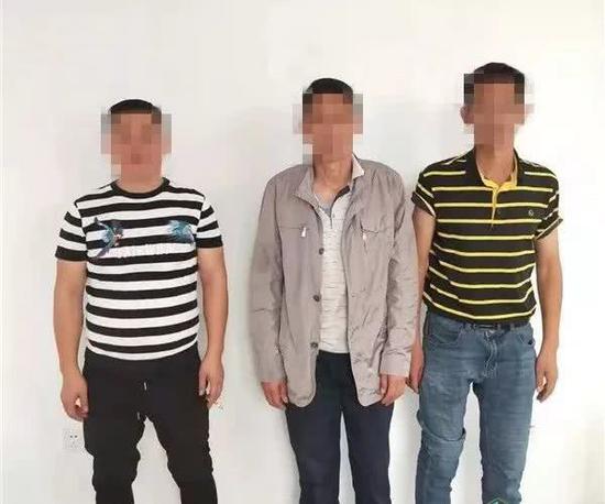 被抓获的3名扒窃人员。