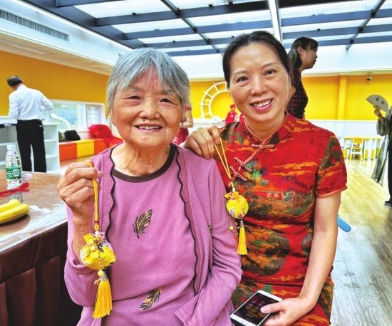 10月4日，长沙简牍博物馆，86岁的邹翠英和女儿合影。
