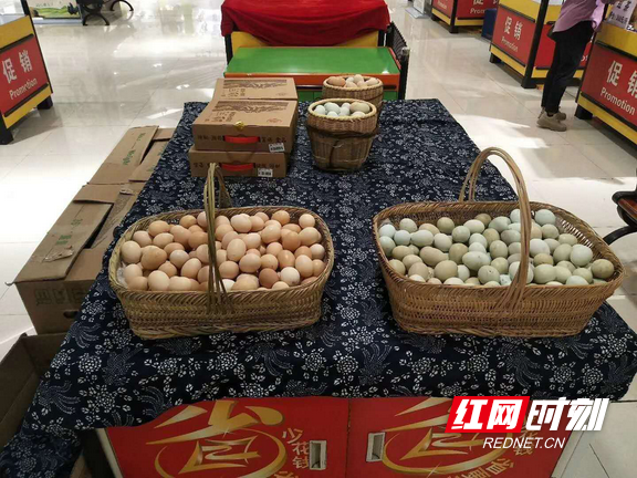 吉首市本地生态鸡蛋在超市汇集展销。