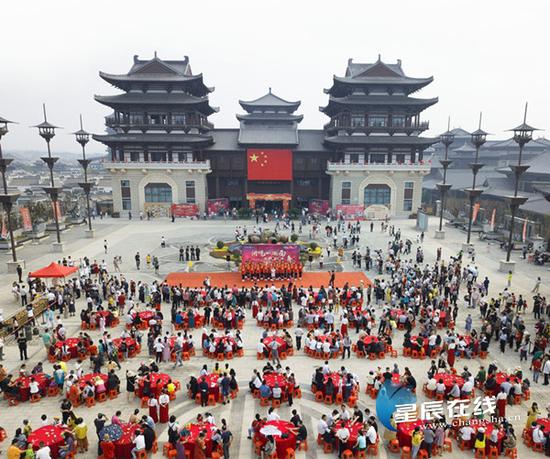 (10月2日,在新中国成立70周年之际,千人共聚新华联铜官窑古镇,通过“同吃一碗面,共祝祖国好”活动。)