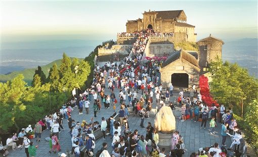 　　7月10日，游客在南岳衡山景区游玩。进入暑期，该景区推出“晨看日出”“日观云海”“夜赏星空”等特色旅游活动和优惠政策，景区游客明显增多。