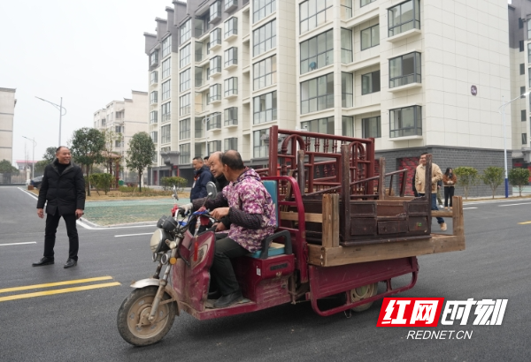 4栋102的住户拖走旧家具。