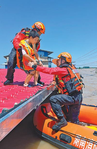 7月6日，湖南省湘潭市消防救援支队舟艇编队再次进入华容县团东村进行搜救工作，成功转移被困群众。 　　许 琦摄（人民视觉）