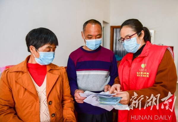 3月8日,道县东门街道冯家社区易地搬迁安置小区,党员干部在给贫困户宣传防疫知识