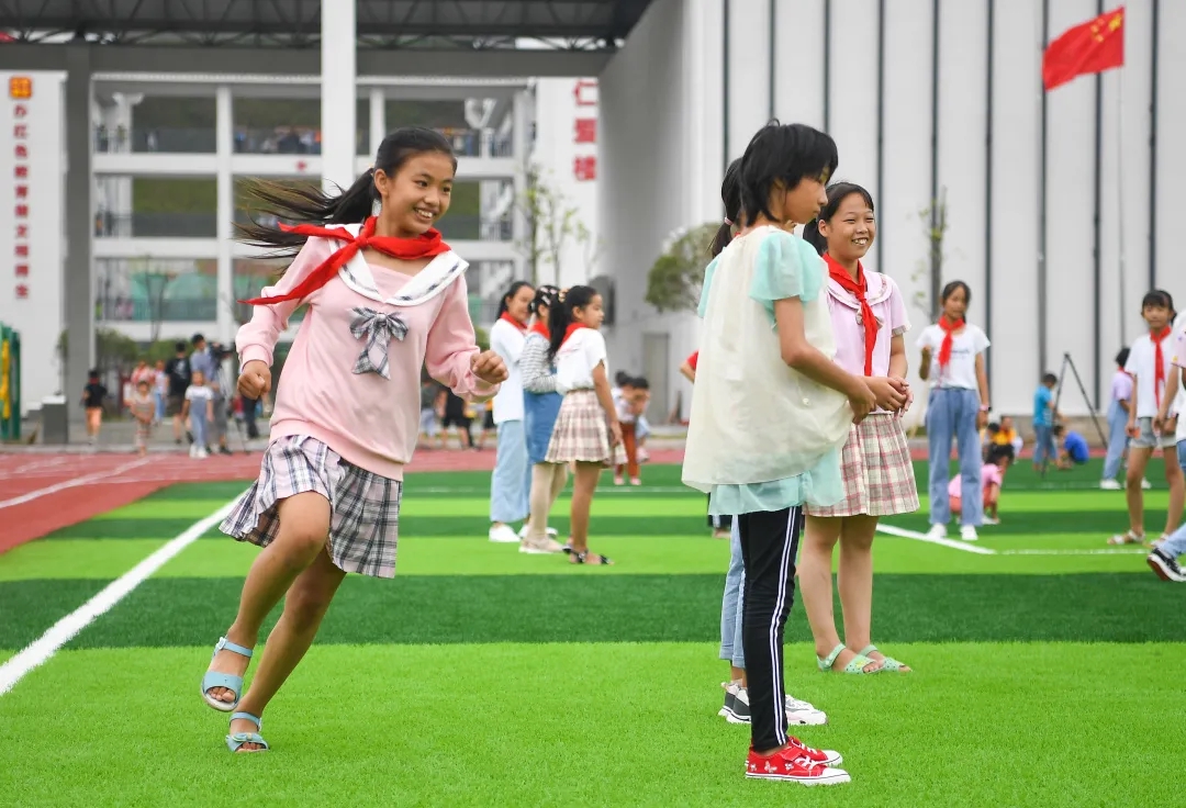 9月8日，汝城县文明瑶族乡沙洲村，新建成的沙洲芙蓉学校里，学生们在课间玩耍。湖南日报·新湖南客户端记者 傅聪 摄