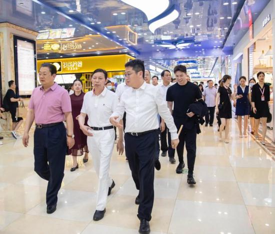 (前排从左至右分别是驻马店市长朱是西、万家丽集团董事长黄志明、长沙市副市长彭楠)
