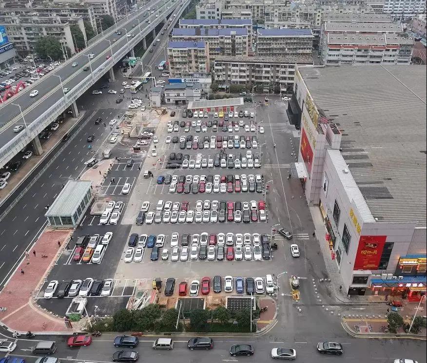 ▲超6000个停车位停的满满的