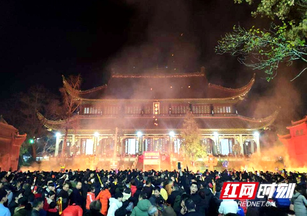 每逢大年初一,去南岳“抢头香”、祭祖祈福的习俗几乎让这里成为全中国最热闹的地方之一。摄于2月5日凌晨。南岳区委宣传部 供图