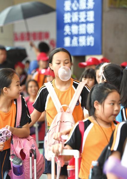 7月8日，长沙火车站，砂子塘吉联小学的学生正在排队进站。他们外出游学的目的地是北京。　　　图/记者谢长贵杨旭实习生罗璇