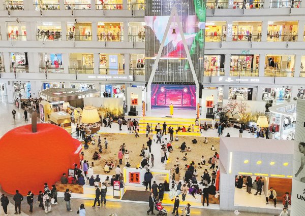 　　2月23日，长沙市望城区砂之船奥莱商业中心，市民一边购物一边欣赏文艺演出。春节假期，长沙各大商圈通过精彩活动和优惠促销，掀起新春消费热潮。湖南日报全媒体记者李健摄