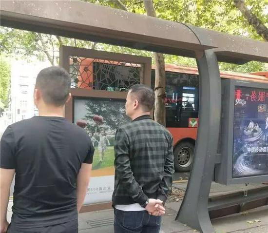 市公安局武陵分局反扒大队民警正在某公交站台蹲点布控。