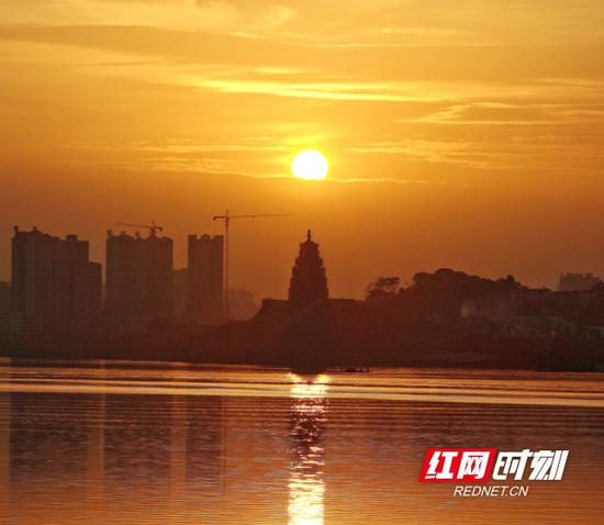 来雁塔下夕阳醉,粼粼波光泛秋闲。