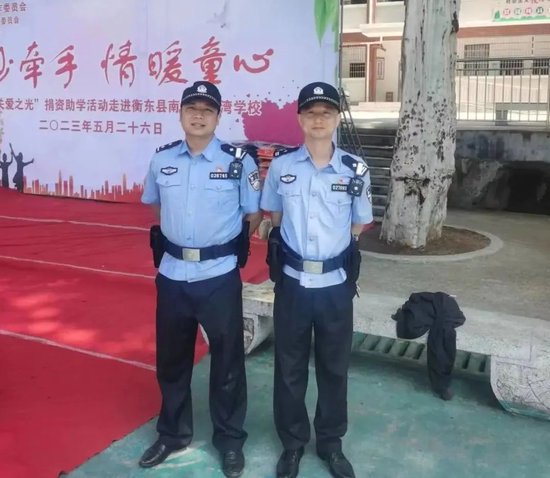 左一为金勇