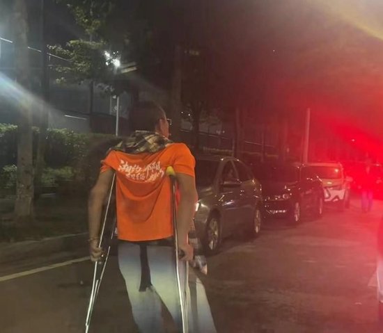 （拄着拐杖赶赴球场为球队加油的球迷）