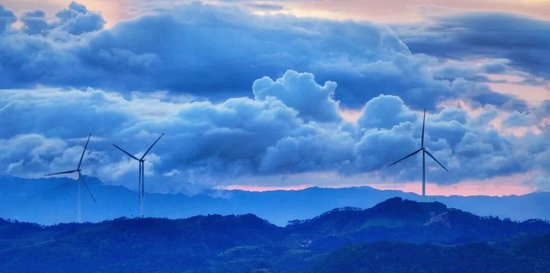 中核桂东牛郎山风电场上的浓积云。图/童迪