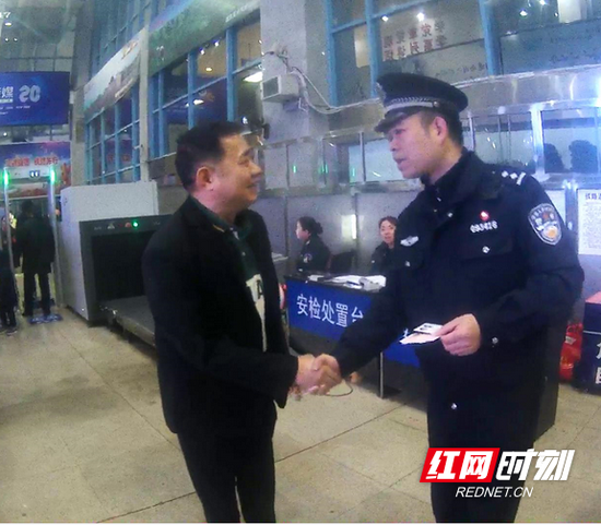 艾先生改签最近的列车前往广州与亲人会合。