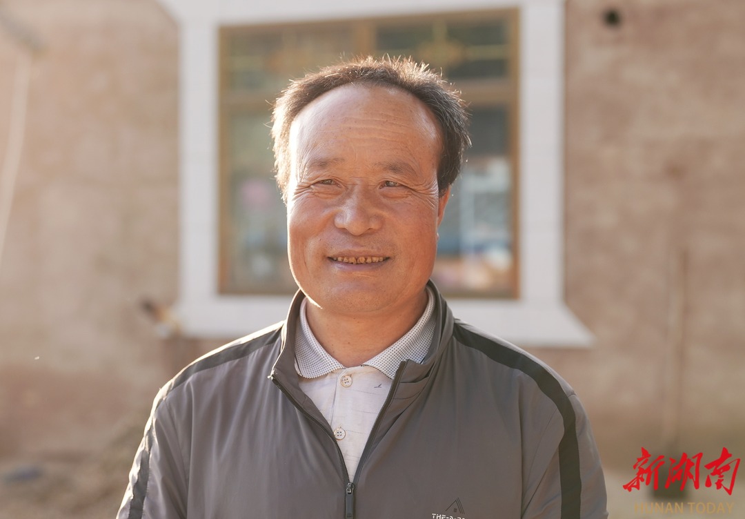 宁夏回族自治区固原市西吉县农民作家李成山。