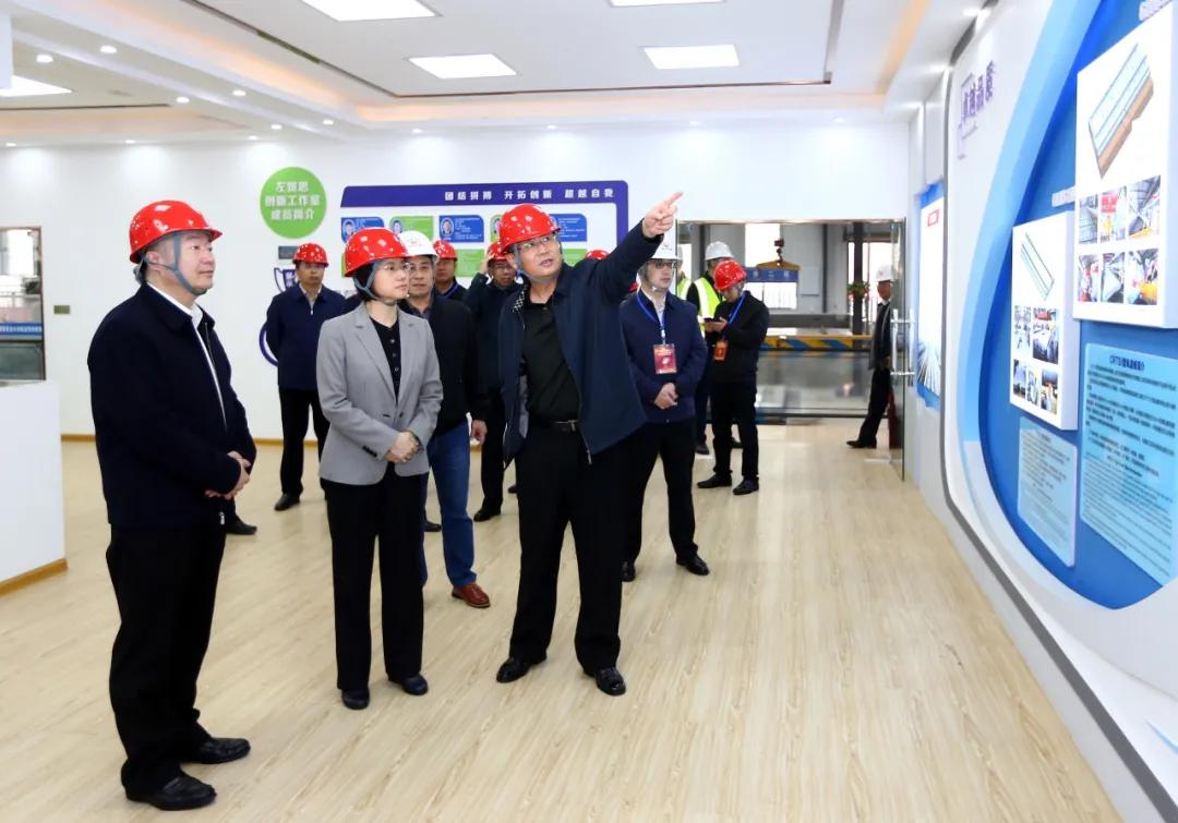 参观中铁上海局益阳制板场