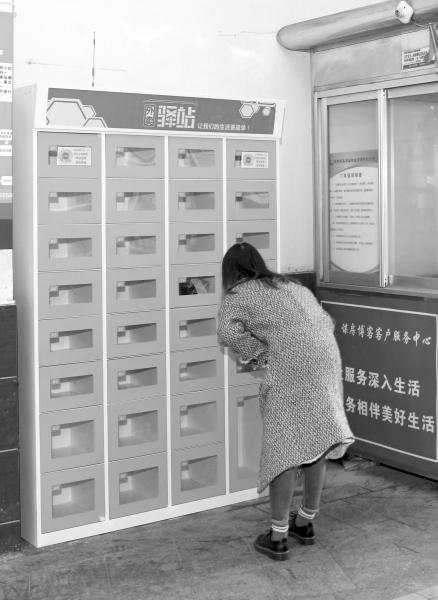 11月16日,长沙谋房博客小区,外卖柜里一份已经放了几天的卤粉吸引了路过居民的注意。图/记者谢长贵
