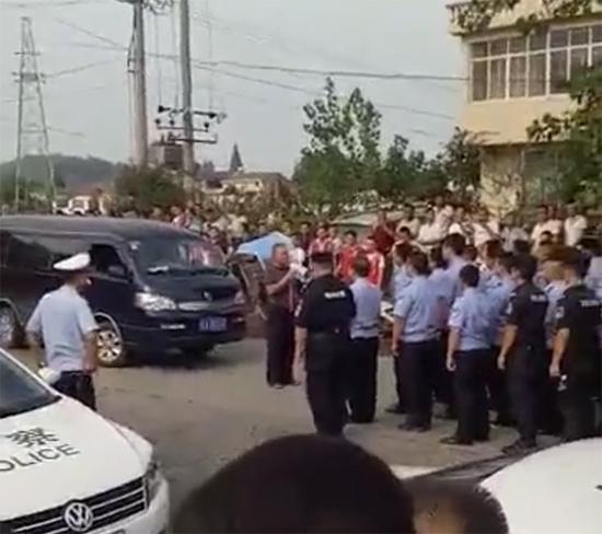 交通事故发生后有家属扣押肇事司机索要200万赔偿,并堵路。 事发现场视频截图