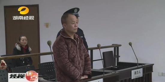 被四次刑事处罚 一男子因敲诈勒索再上被告席