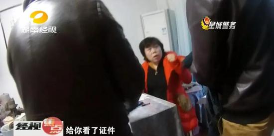 美容养生店开张第一天,老板娘在一队民警的簇拥下,来到了派出所。
