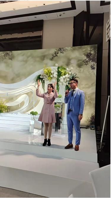 △在听障人士婚礼上担任现场翻译