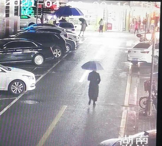 文俏离开 KTV 的监控画面。家人供图