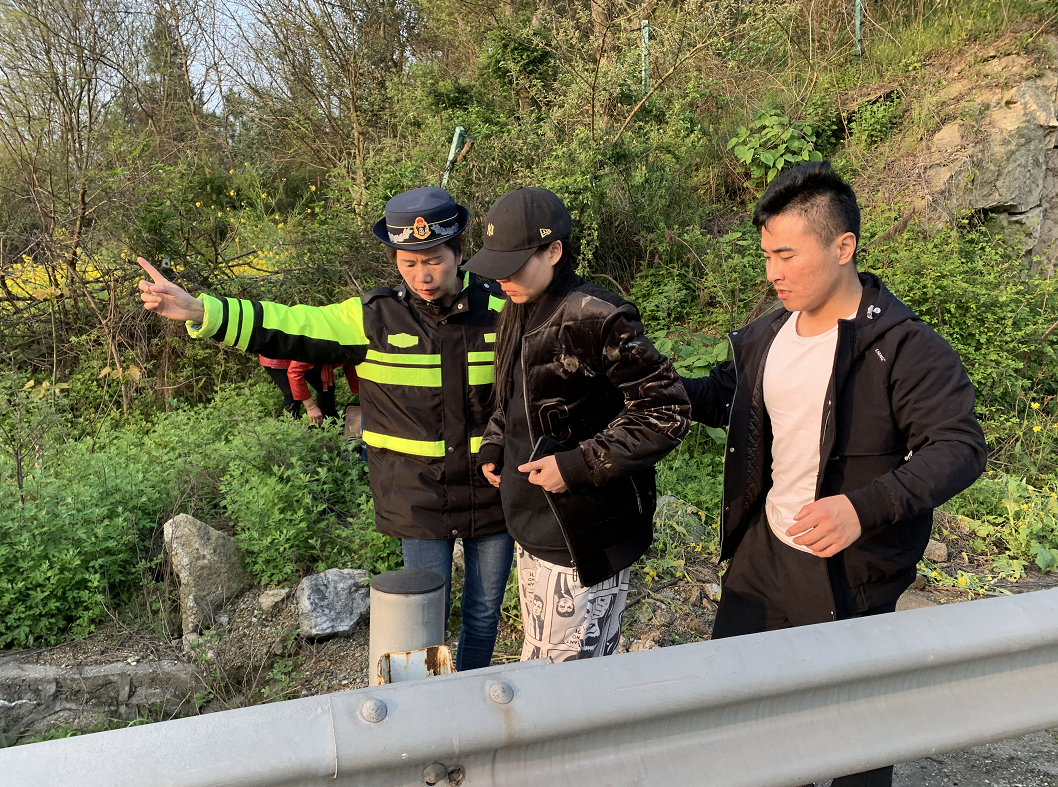 四车追尾现场状况连连，路政员“一脚”解除危机