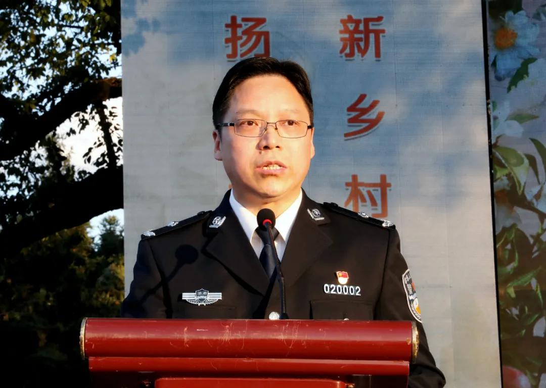 衡阳市公安局党委副书记、常务副局长李来清宣读聘请警察公共关系顾问的决定