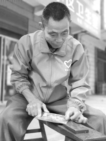 益阳好人为孤寡老人免费磨刀21年 因爱护环境捡垃圾