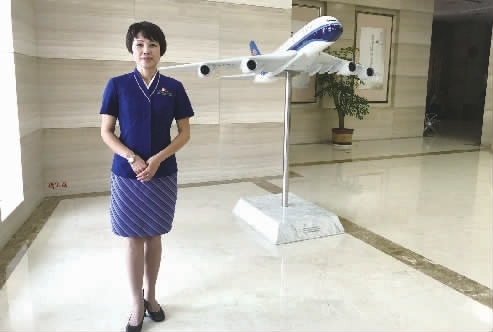 ▲程凤萍与飞机模型合影。