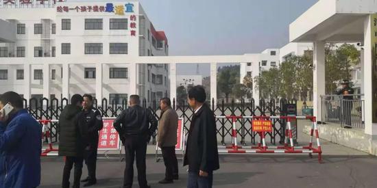 津市市嘉山幼儿园:保安着装不规范。