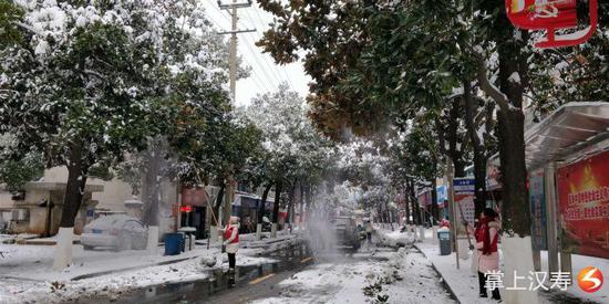 30日--31日,全县各单位、各乡镇(街道)组织干部职工上路扫雪。