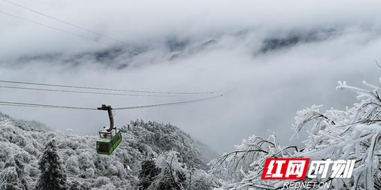 冰雪世界中，索道成为南岳中心景区一道亮丽的风景线。