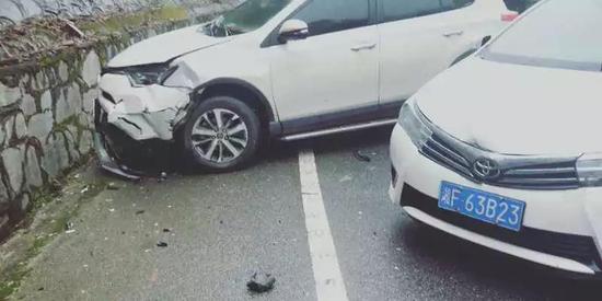 平伍公路发生近20台车辆连环相撞事故