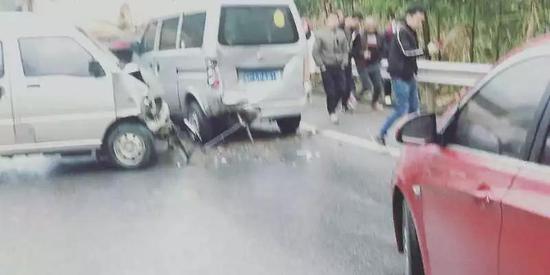 平伍公路发生近20台车辆连环相撞事故